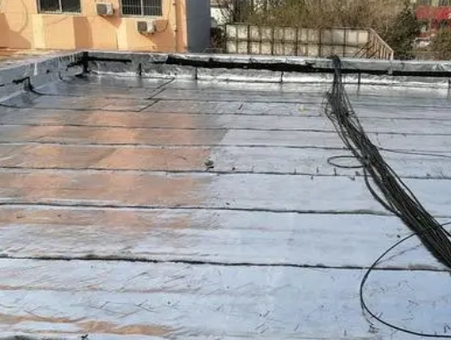 友好卫生间漏水维修公司分享下友好屋面楼顶防水刚性防水层施工要点。